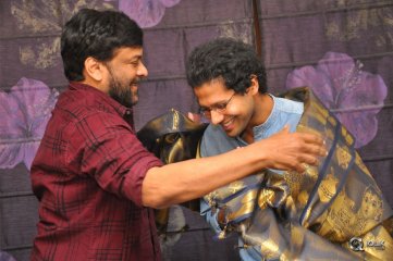 Chiranjeevi Felicitates Tholi Prema Movie Team at His Home